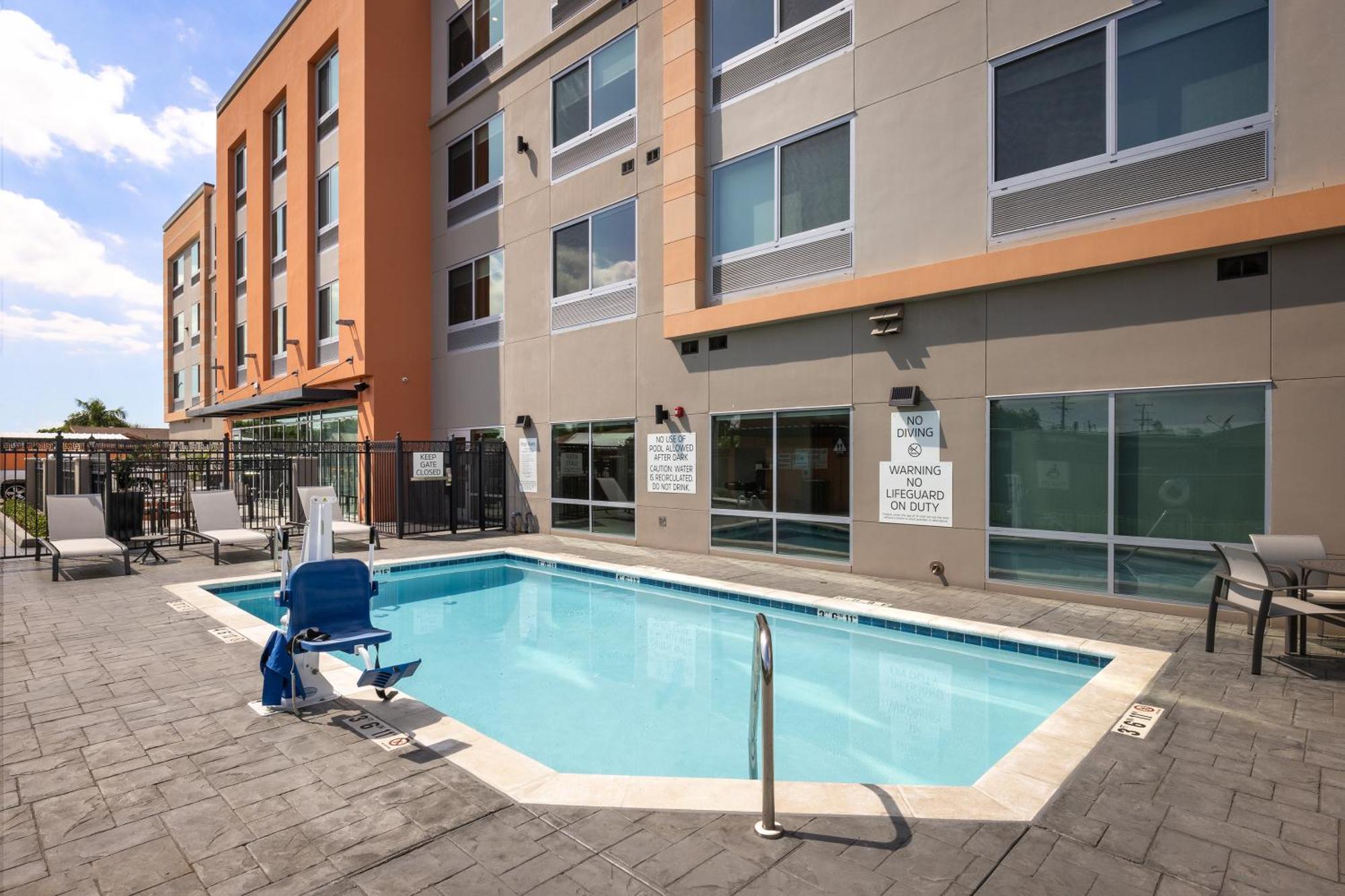 Holiday Inn Express & Suites - Hawaiian Gardens By Ihg Esterno foto