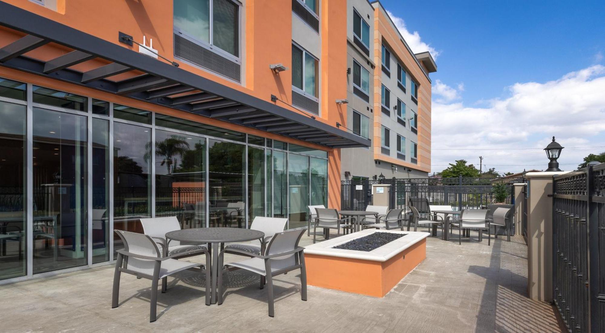 Holiday Inn Express & Suites - Hawaiian Gardens By Ihg Esterno foto